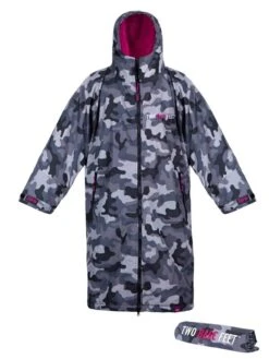 Two Bare Feet Kids Weatherproof Changing Robe With Changing Mat (Camo/Raspberry)