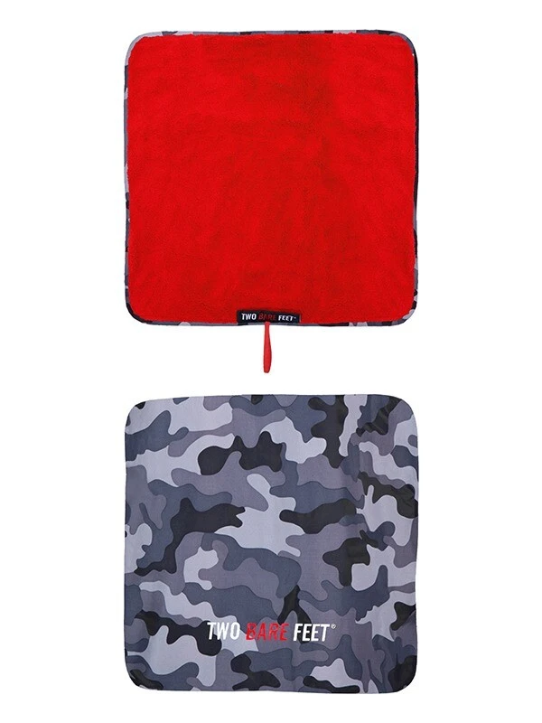 Two Bare Feet Kids Weatherproof Changing Robe With Changing Mat (Camo/Red) 4 Two Bare Feet Kids Weatherproof Changing Robe With Changing Mat (Camo/Red) - Image 4