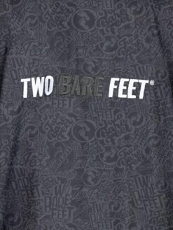 Two Bare Feet Classic Print Long Sleeve Weatherproof Changing Robe (Black/Charcoal) 7 Two Bare Feet Classic Print Long Sleeve Weatherproof Changing Robe (Black/Charcoal) -Surf Tide Motion classic print black charcoal 4