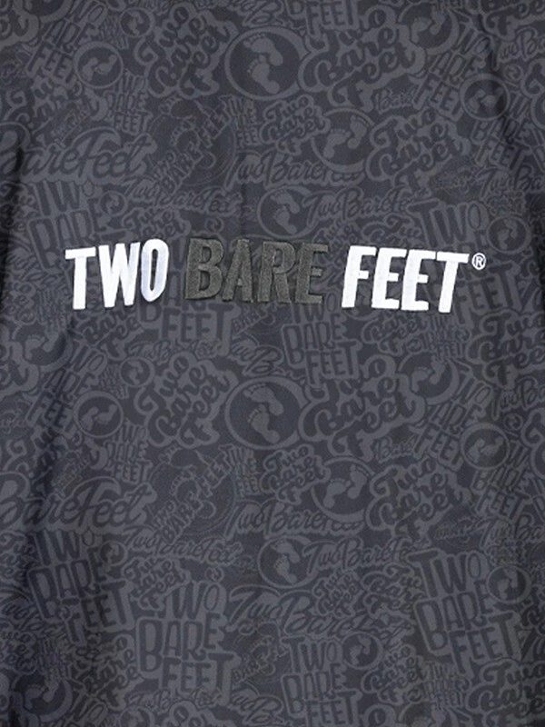 Two Bare Feet Classic Print Long Sleeve Weatherproof Changing Robe (Black/Charcoal) 4 Two Bare Feet Classic Print Long Sleeve Weatherproof Changing Robe (Black/Charcoal) - Image 4