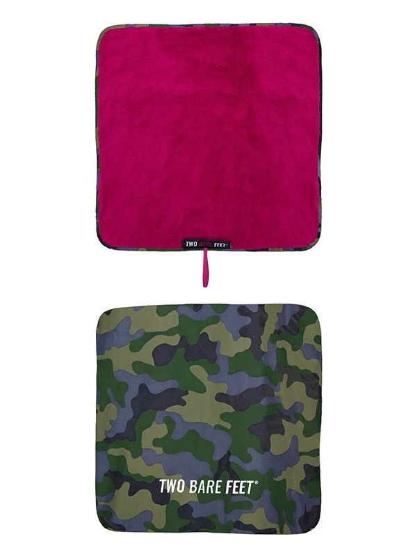 Two Bare Feet Kids Weatherproof Changing Robe With Changing Mat (Green Camo/ Raspberry) 4 Two Bare Feet Kids Weatherproof Changing Robe With Changing Mat (Green Camo/ Raspberry) - Image 4